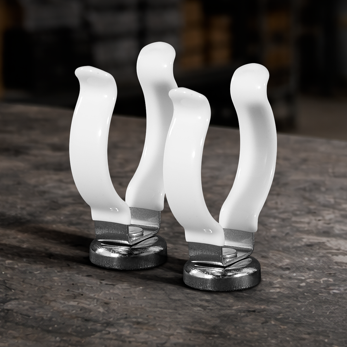 DigitalFoto Universal Magnetic Tube Clamp with magnetic base for securely mounting LED tube lights to metal surfaces during filmmaking, photography, studio lighting, and content creation.