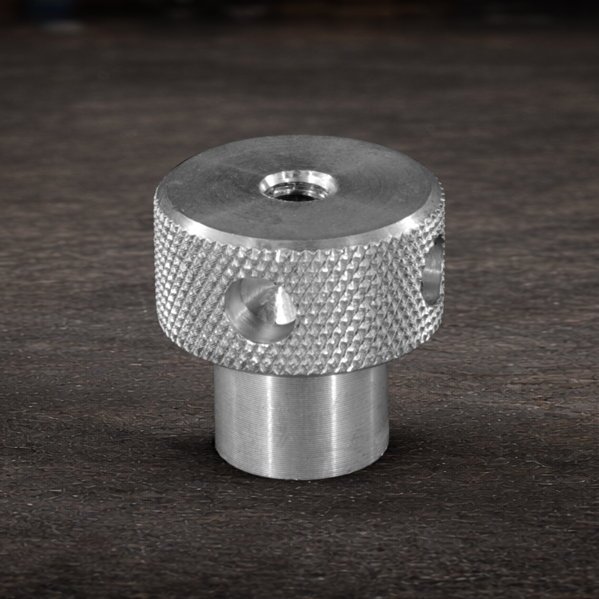 Knurled knob with female 1/4-20 thread for professional grip and rigging equipment