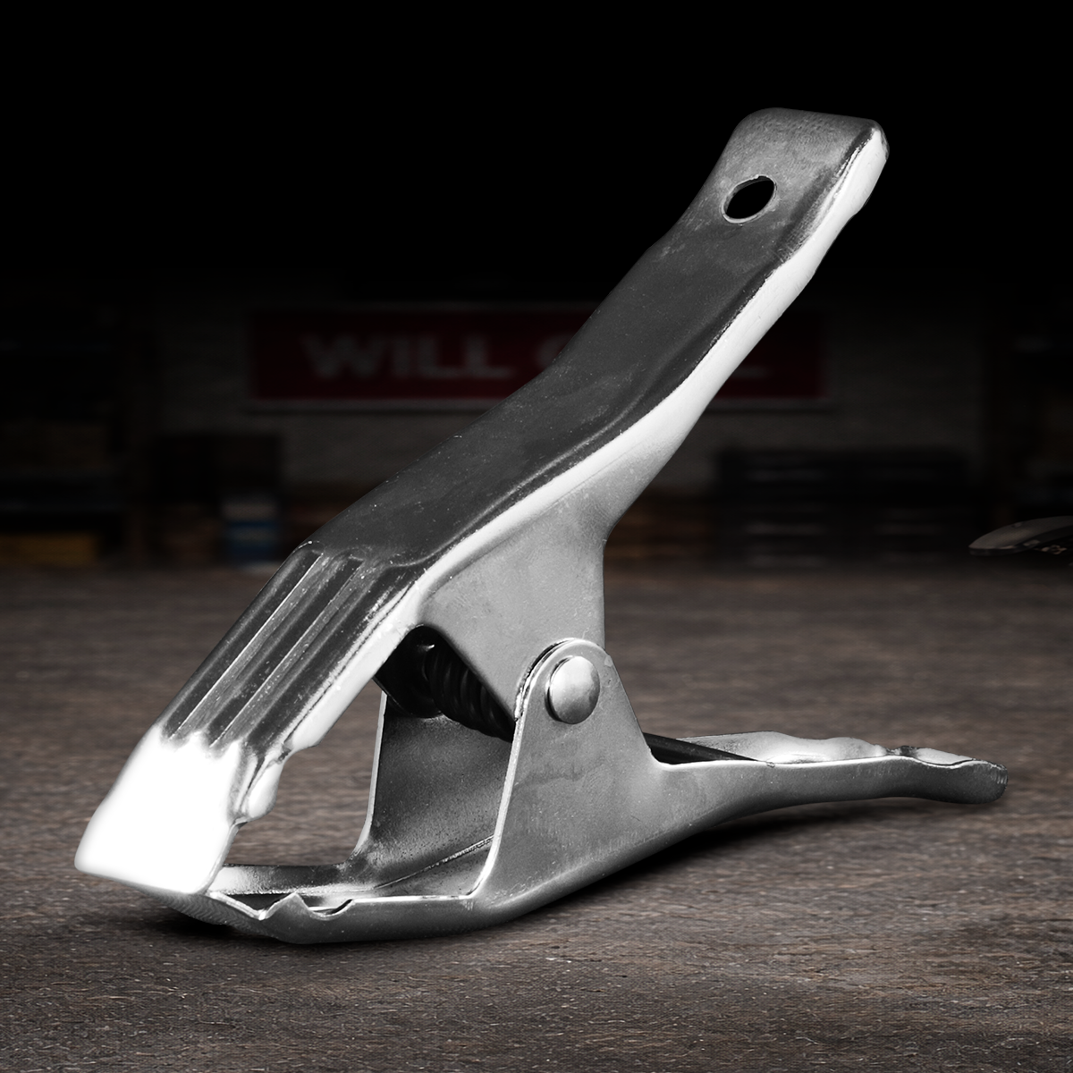 Standard metal spring clamp designed for film, photography, and studio production. Ideal for securing gels, cables, fabrics, and lightweight materials during on-set setups.